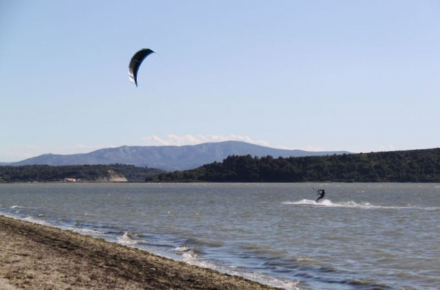 A fondo en el agua en Kile Surf 